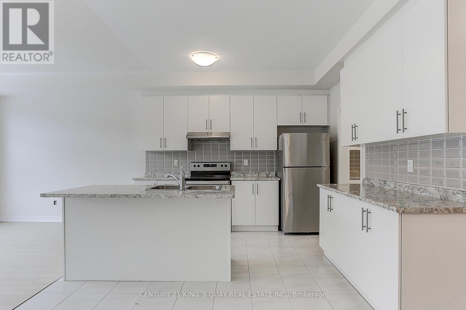 27 Floyd Ford Way, Markham, ON - Indoor Photo Showing Kitchen With Double Sink With Upgraded Kitchen