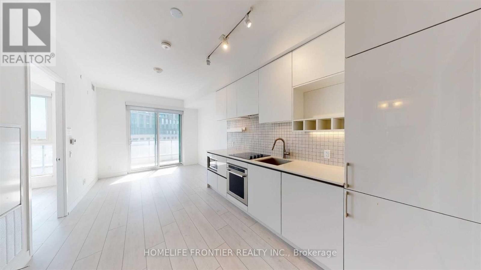 2805 - 950 Portage Parkway, Vaughan, ON - Indoor Photo Showing Kitchen With Double Sink With Upgraded Kitchen