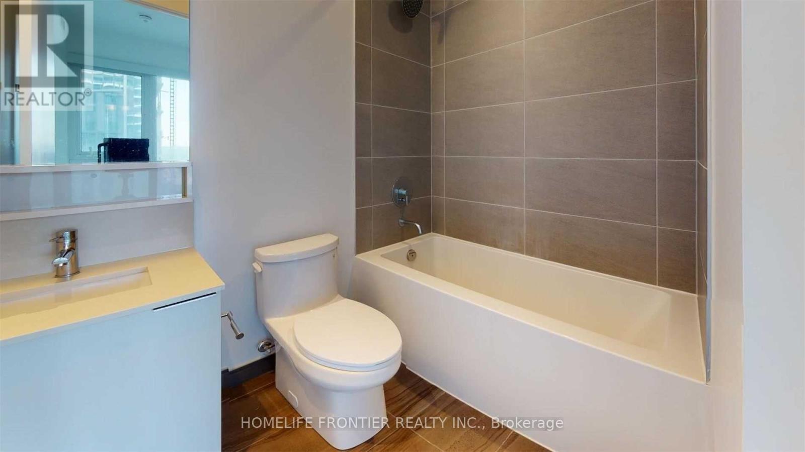 2805 - 950 Portage Parkway, Vaughan, ON - Indoor Photo Showing Bathroom