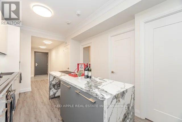 1207 - 18 Water Walk Drive, Markham, ON - Indoor Photo Showing Kitchen With Upgraded Kitchen