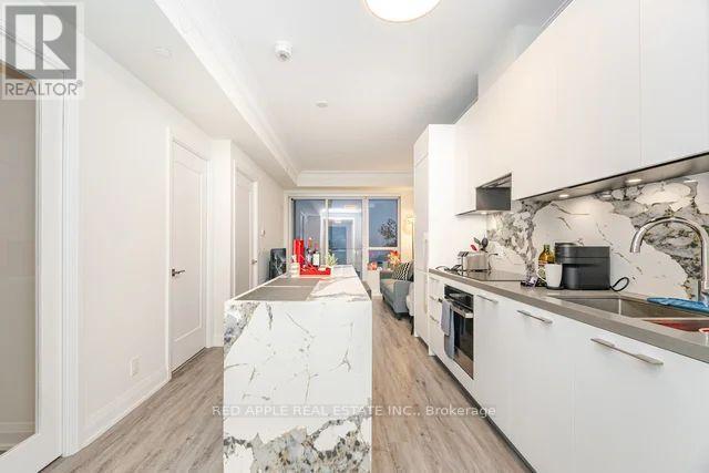 1207 - 18 Water Walk Drive, Markham, ON - Indoor Photo Showing Kitchen With Upgraded Kitchen