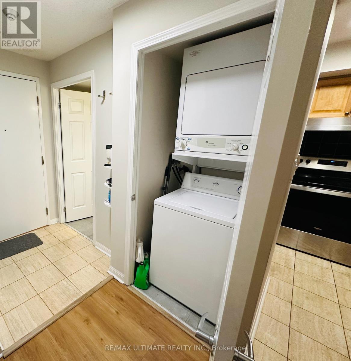 720 - 230 Queens Quay W, Toronto, ON - Indoor Photo Showing Laundry Room