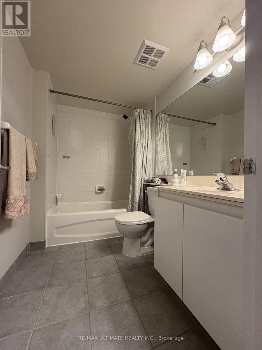 720 - 230 Queens Quay W, Toronto, ON - Indoor Photo Showing Bathroom