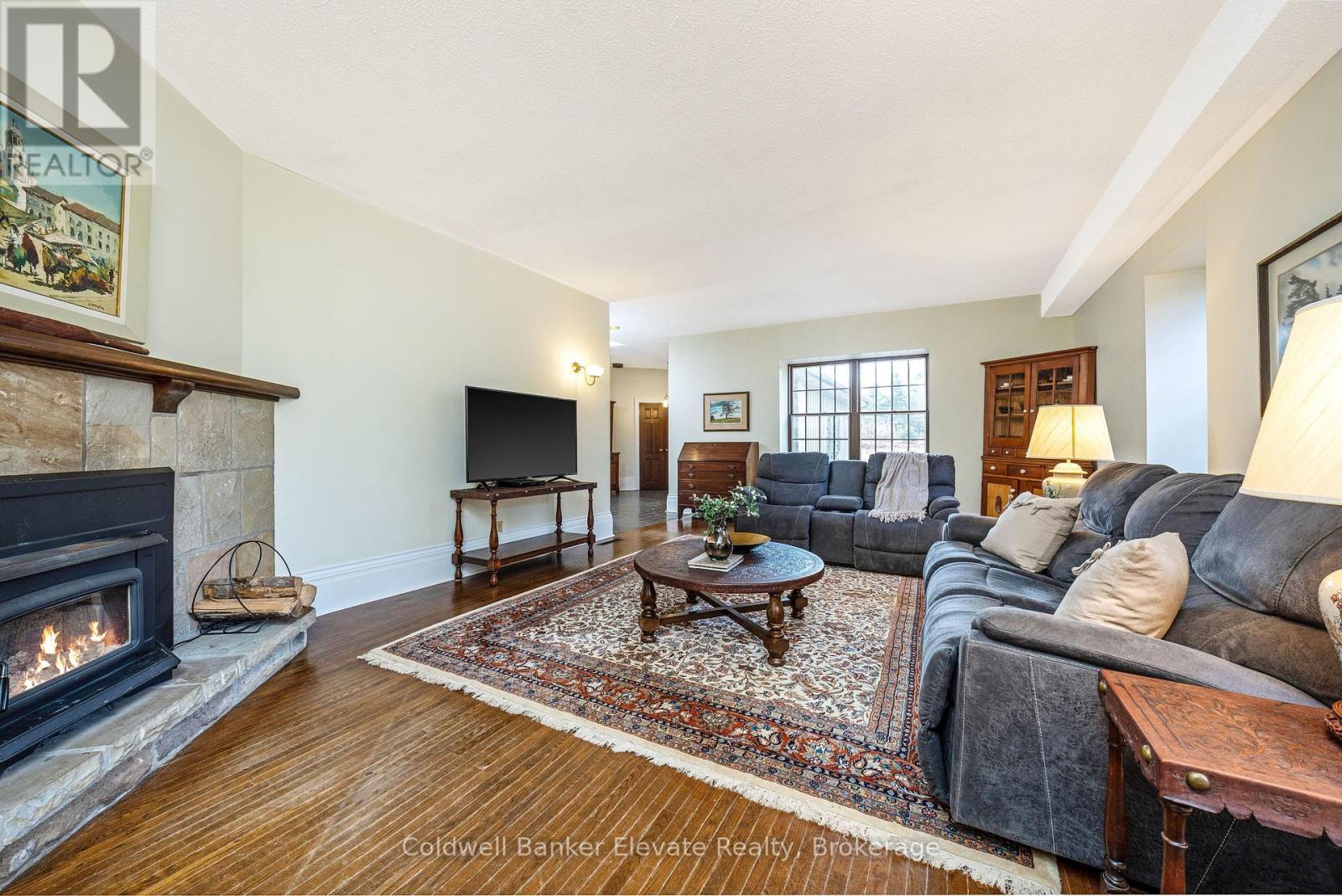 5006 6Th Line, Guelph/Eramosa, ON - Indoor Photo Showing Living Room With Fireplace