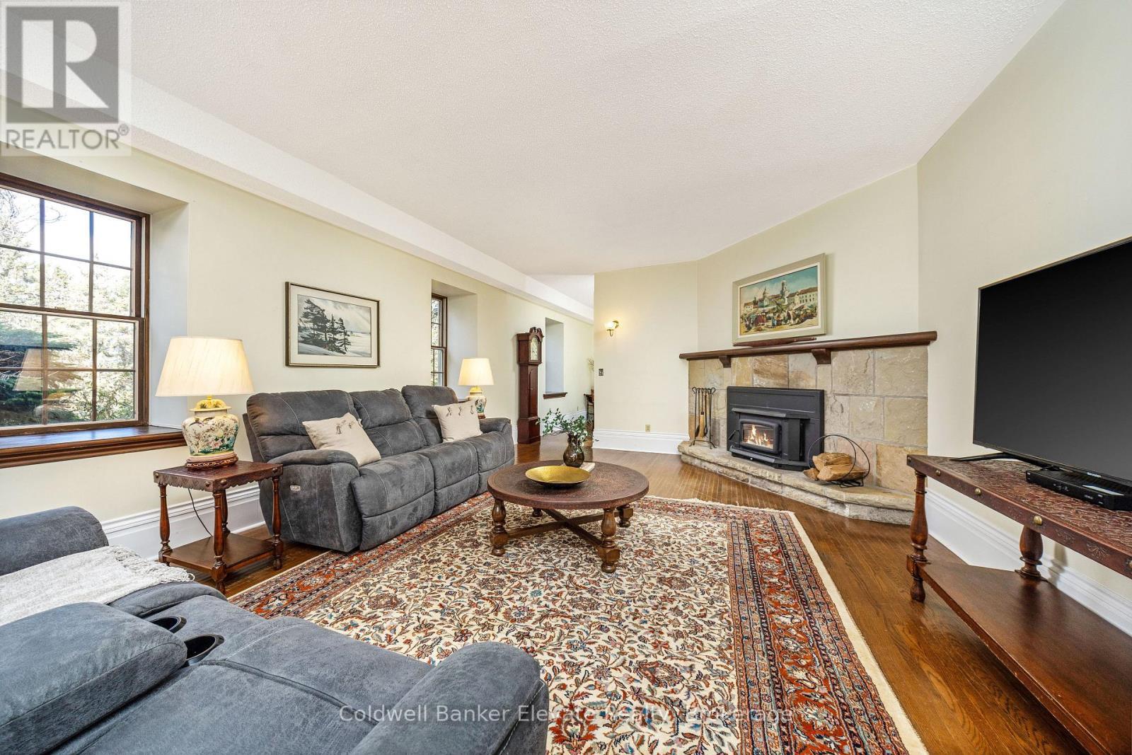 5006 6Th Line, Guelph/Eramosa, ON - Indoor Photo Showing Living Room With Fireplace