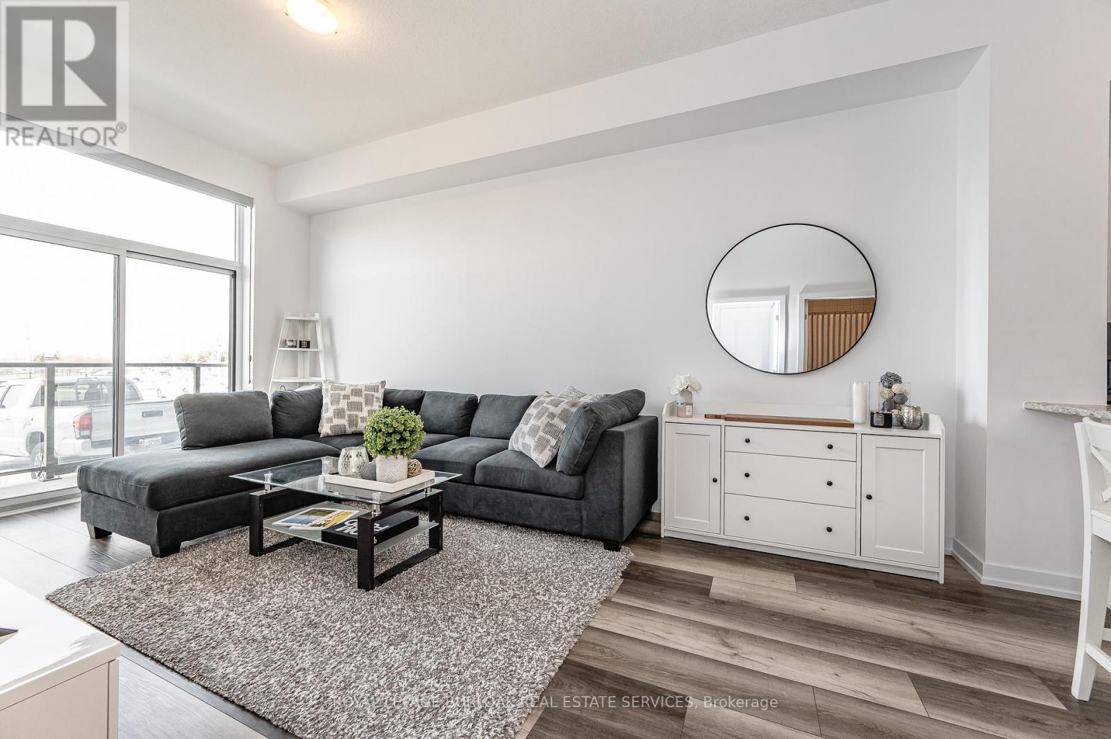121 - 450 Dundas Street E, Hamilton, ON - Indoor Photo Showing Living Room