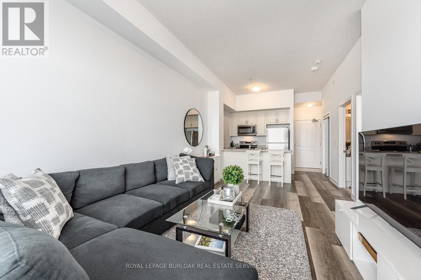 121 - 450 Dundas Street E, Hamilton, ON - Indoor Photo Showing Living Room