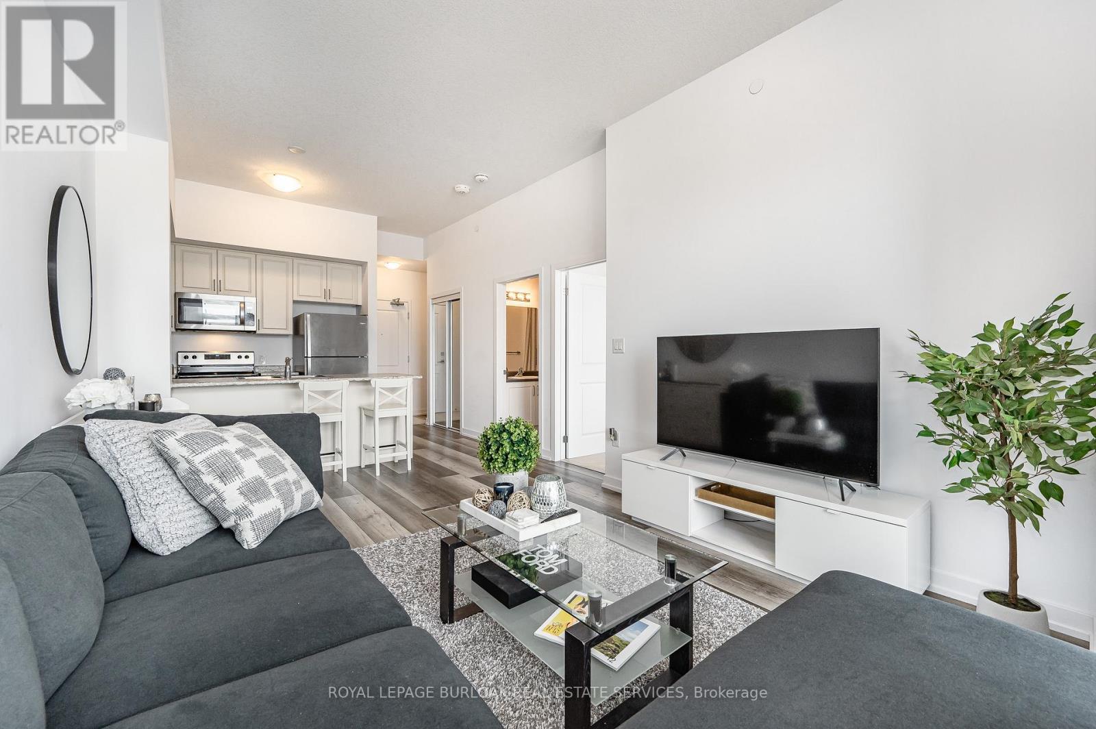 121 - 450 Dundas Street E, Hamilton, ON - Indoor Photo Showing Living Room