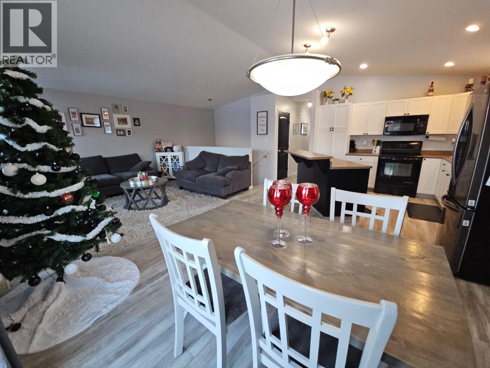 5200 41 Street Ne, Chetwynd, BC - Indoor Photo Showing Dining Room