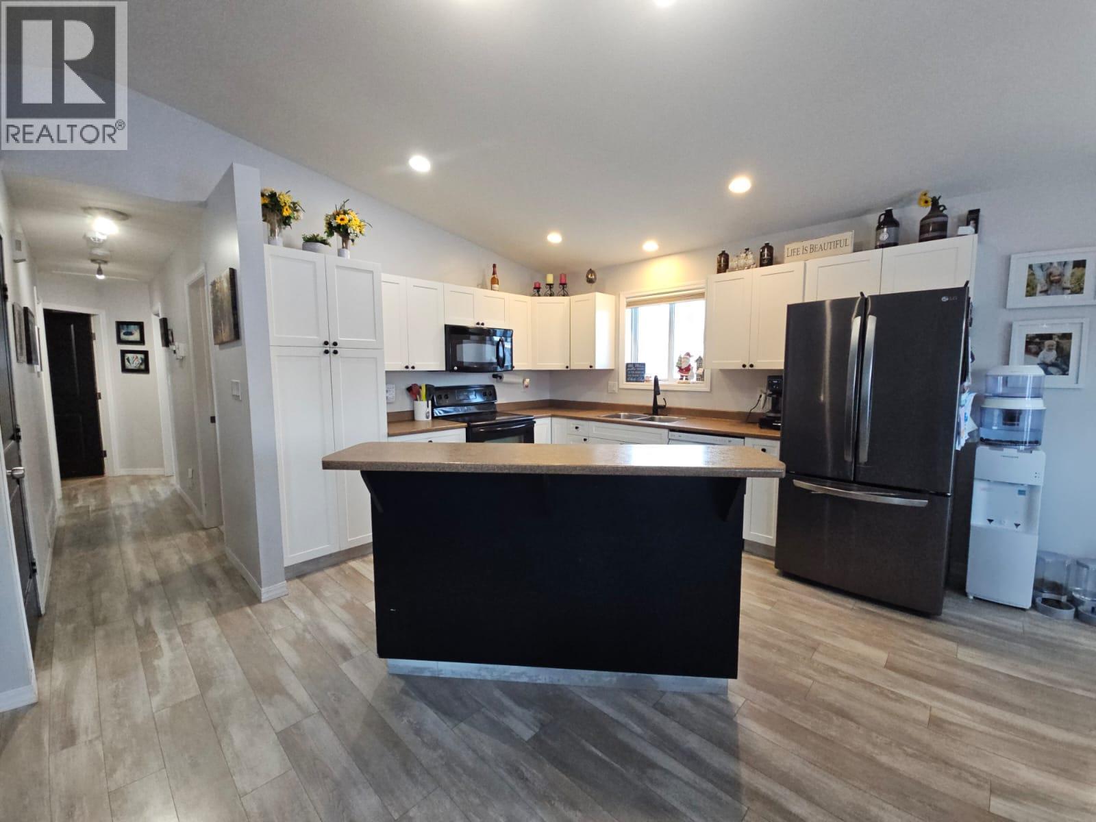 5200 41 Street Ne, Chetwynd, BC - Indoor Photo Showing Kitchen