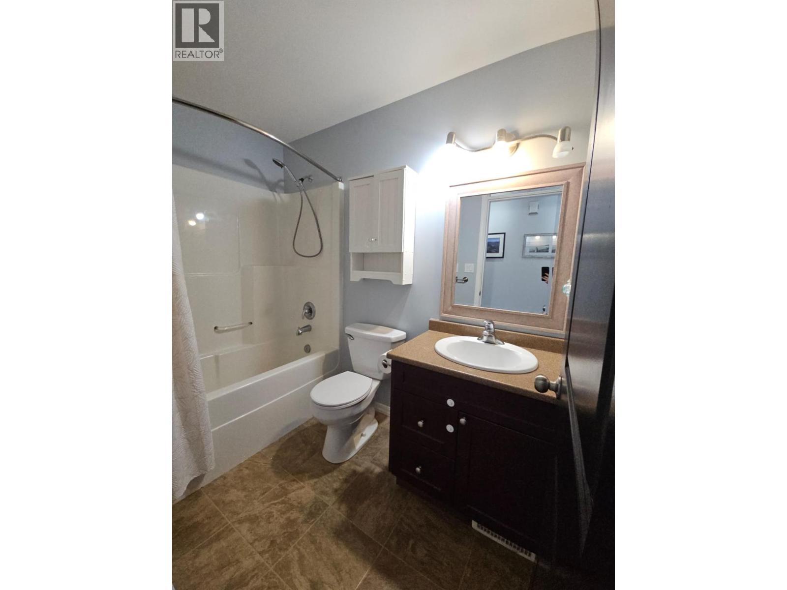 5200 41 Street Ne, Chetwynd, BC - Indoor Photo Showing Bathroom