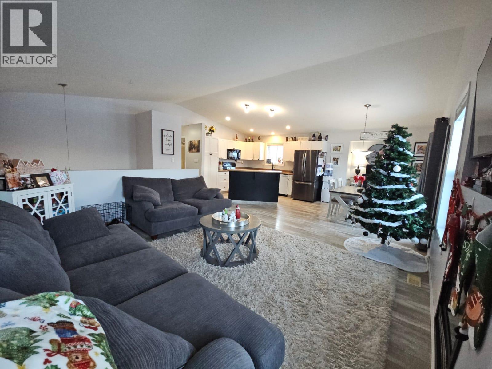 5200 41 Street Ne, Chetwynd, BC - Indoor Photo Showing Living Room