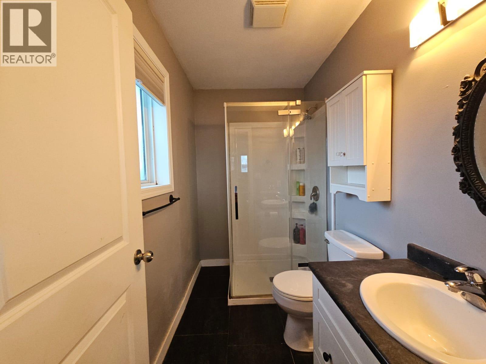 5200 41 Street Ne, Chetwynd, BC - Indoor Photo Showing Bathroom