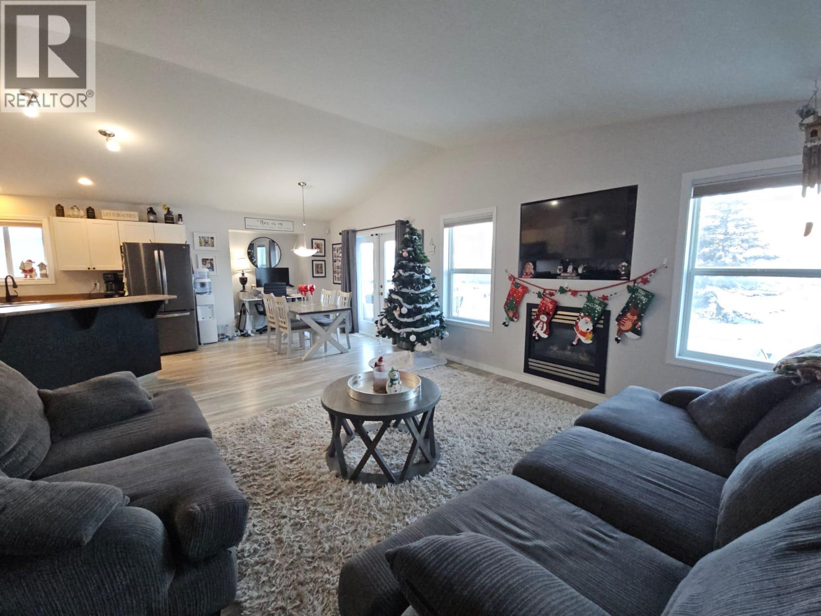 5200 41 Street Ne, Chetwynd, BC - Indoor Photo Showing Living Room