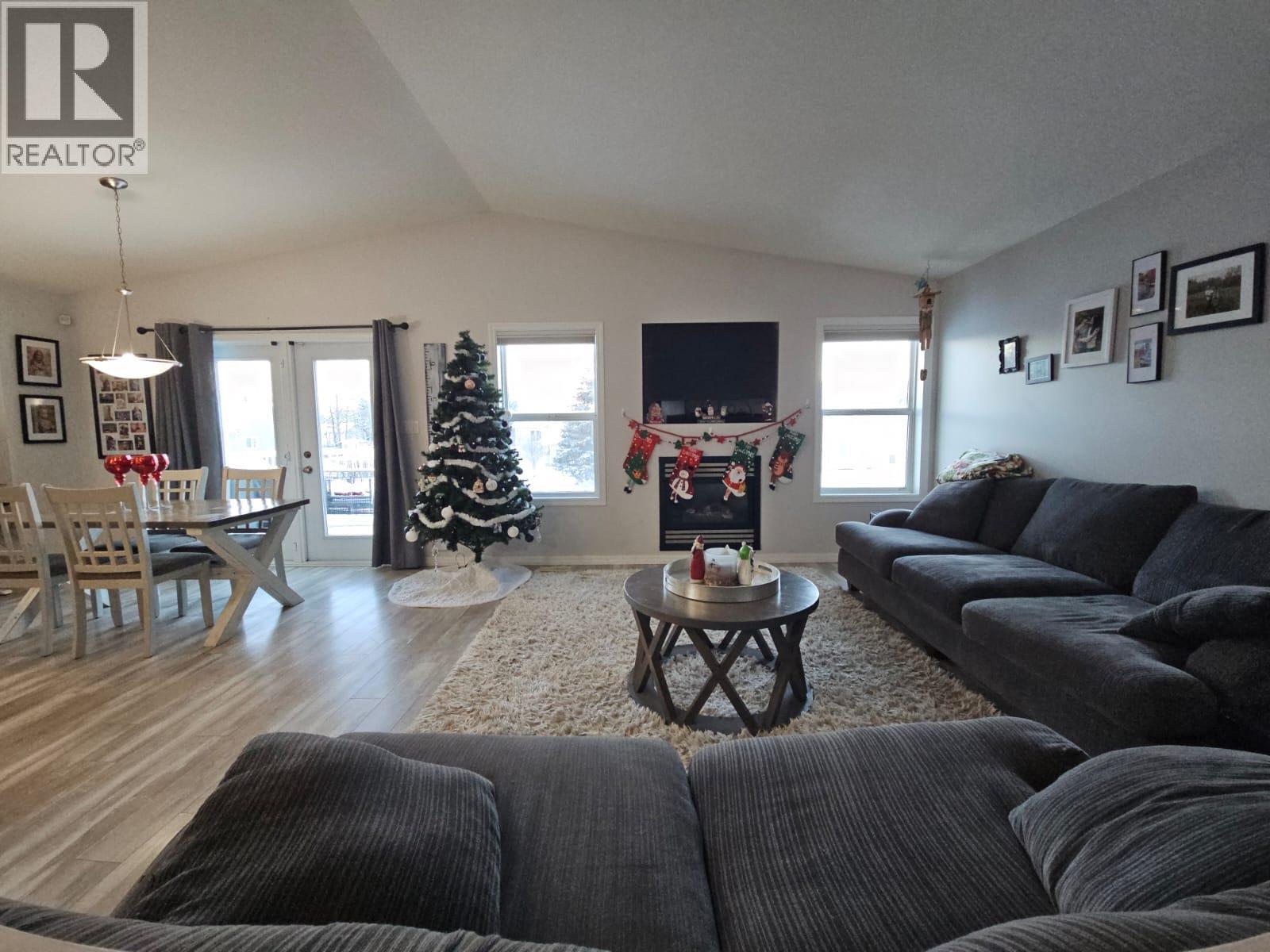 5200 41 Street Ne, Chetwynd, BC - Indoor Photo Showing Living Room