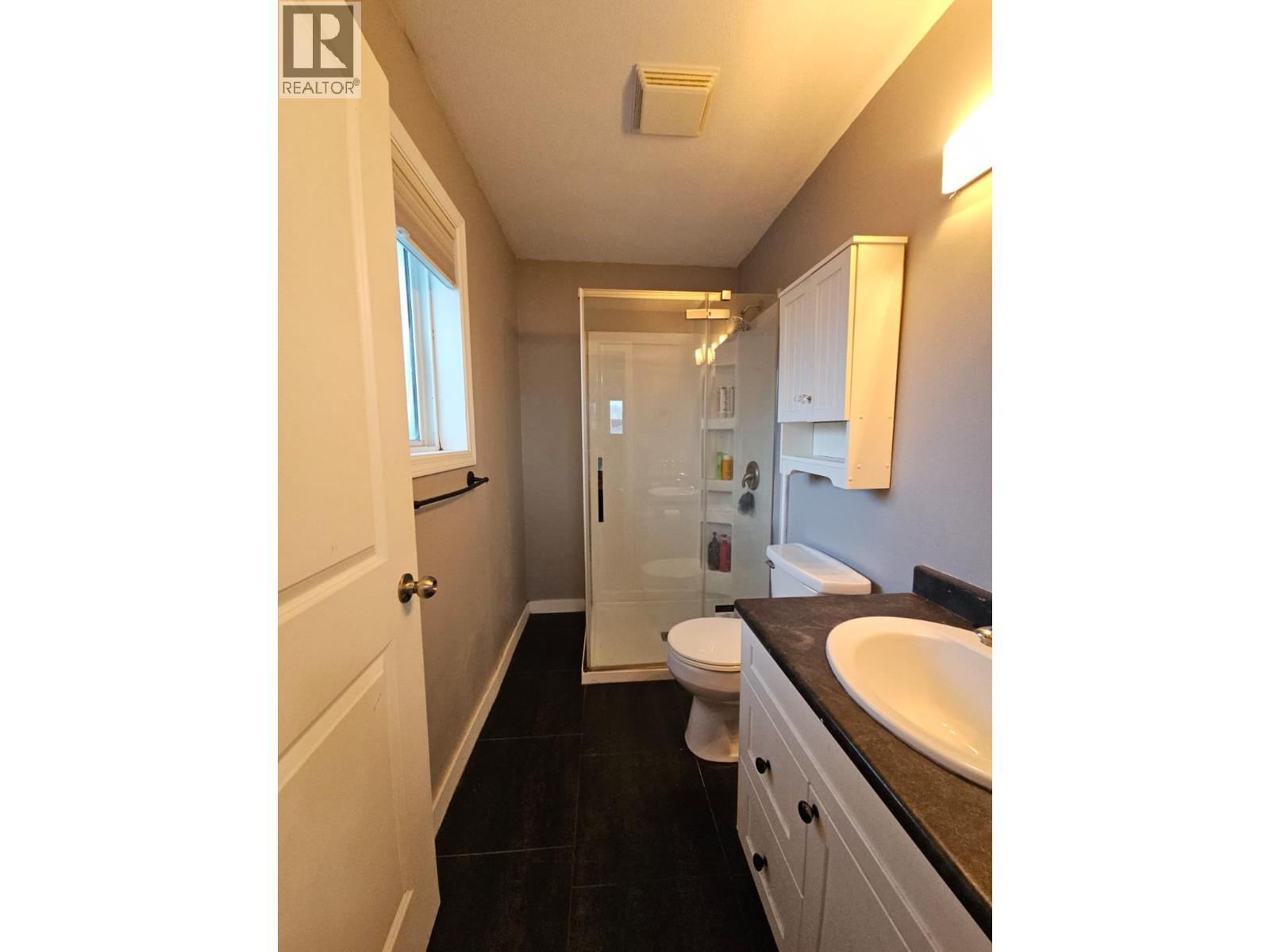 5200 41 Street Ne, Chetwynd, BC - Indoor Photo Showing Bathroom