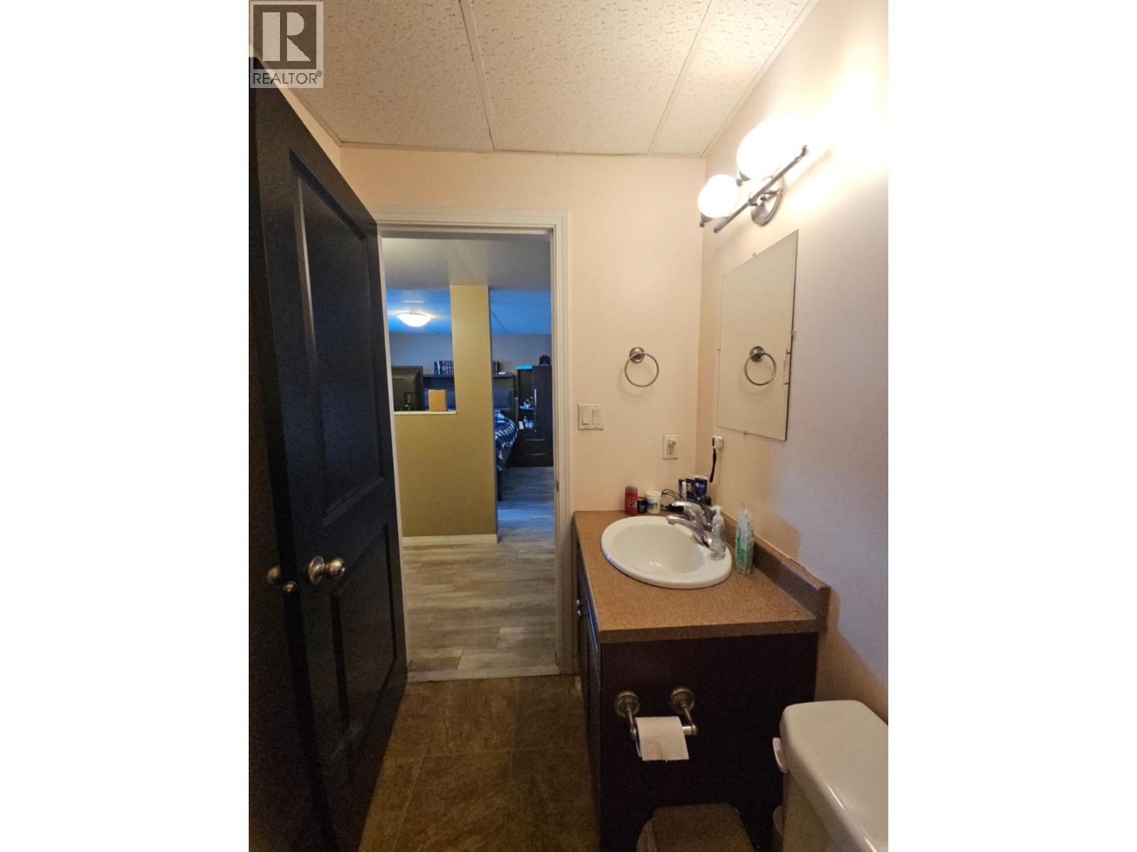 5200 41 Street Ne, Chetwynd, BC - Indoor Photo Showing Bathroom