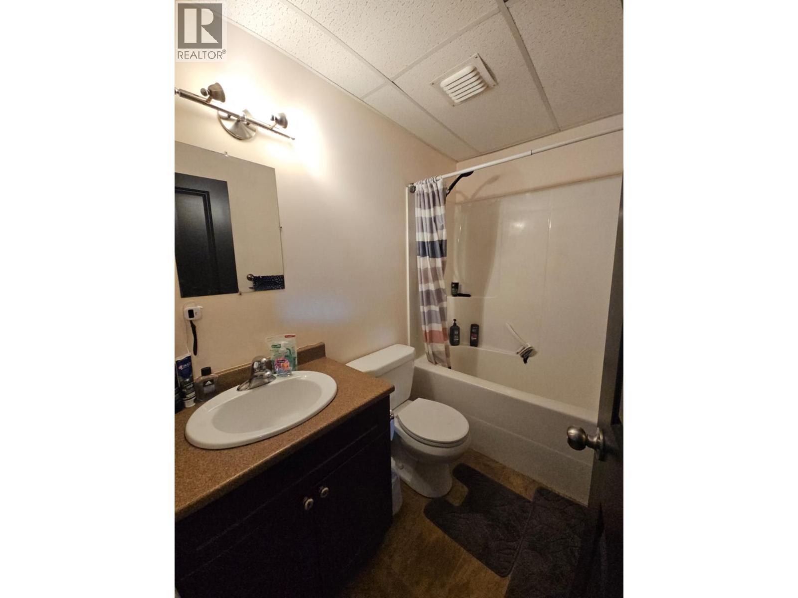 5200 41 Street Ne, Chetwynd, BC - Indoor Photo Showing Bathroom