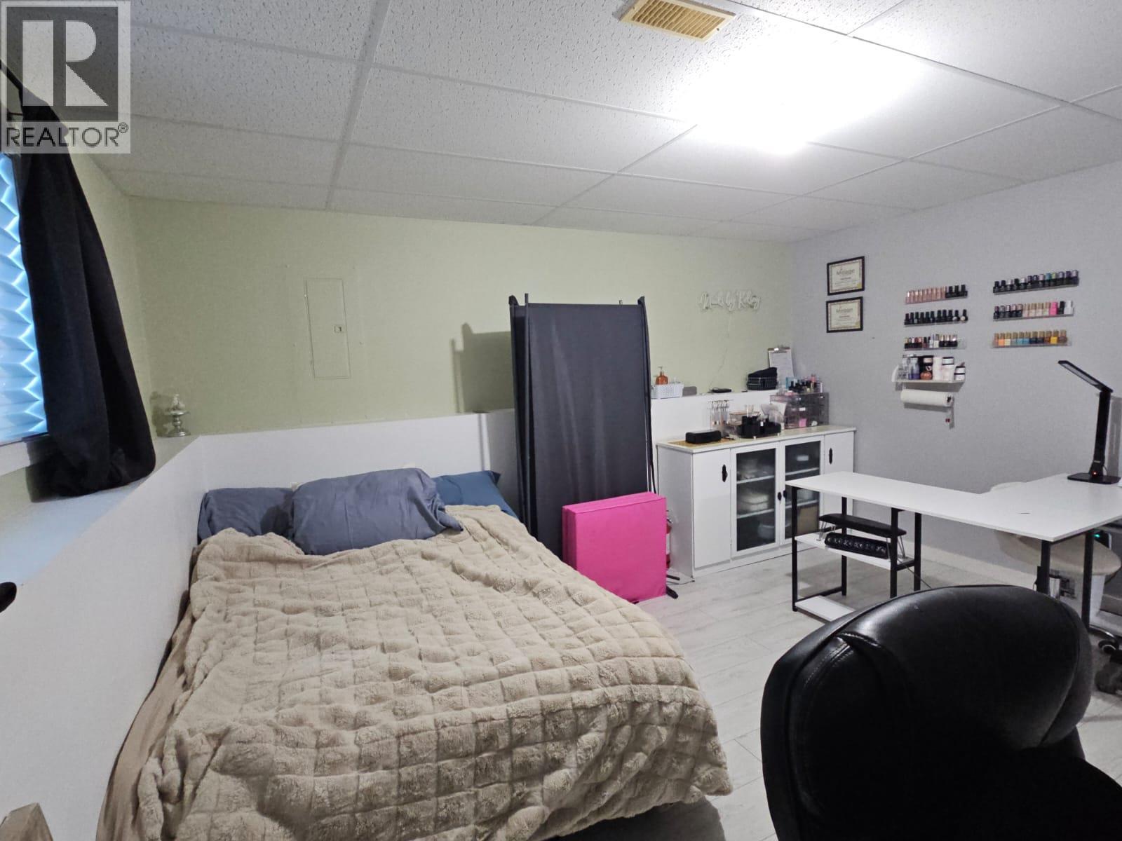 5200 41 Street Ne, Chetwynd, BC - Indoor Photo Showing Bedroom