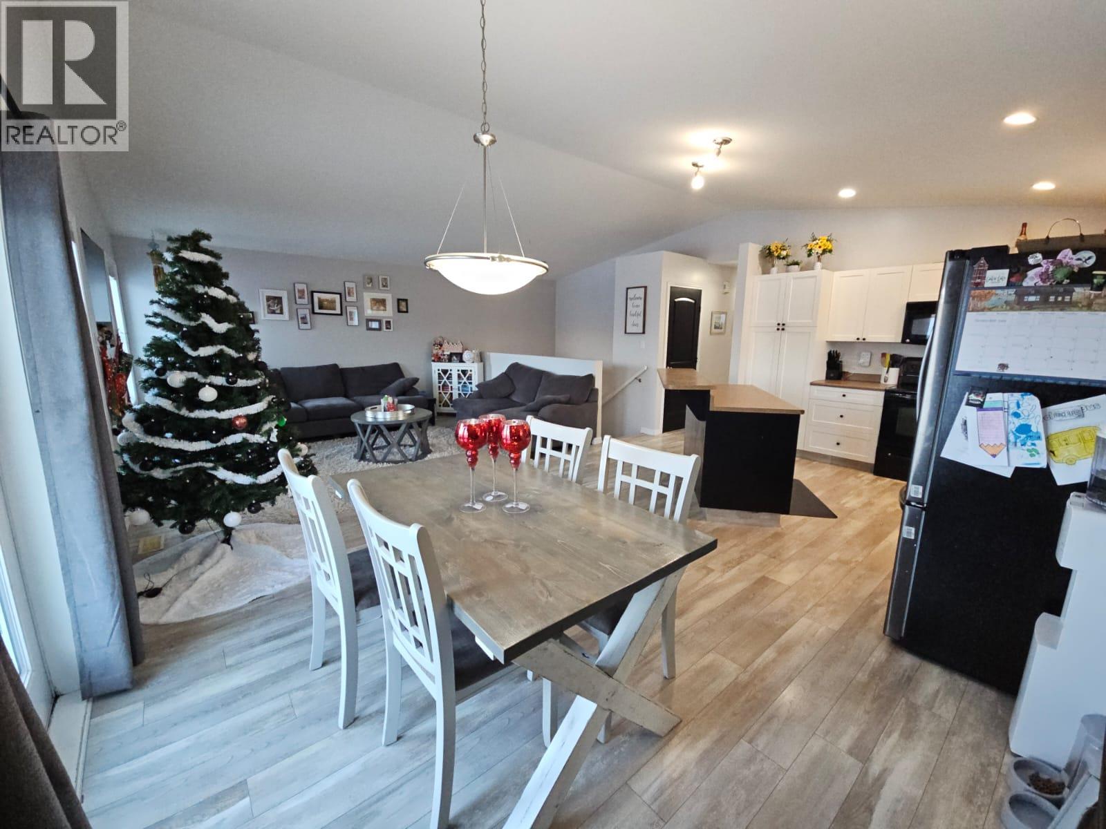 5200 41 Street Ne, Chetwynd, BC - Indoor Photo Showing Dining Room