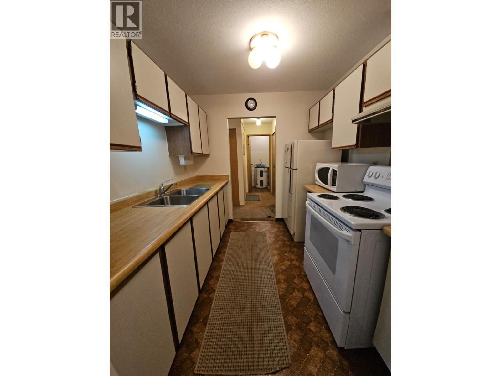 307-195 Chamberlain Crescent, Tumbler Ridge, BC - Indoor Photo Showing Kitchen With Double Sink