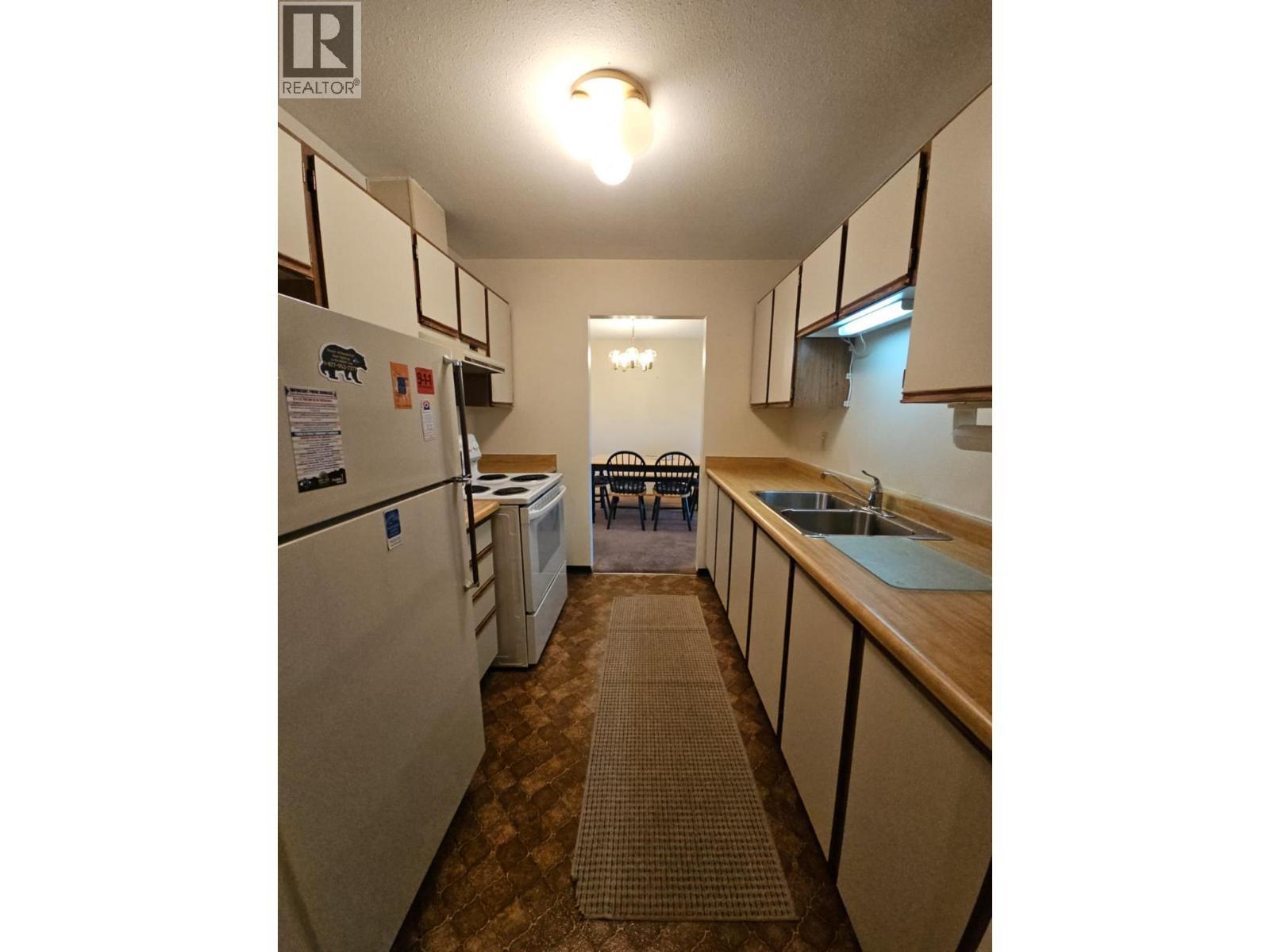 307-195 Chamberlain Crescent, Tumbler Ridge, BC - Indoor Photo Showing Kitchen With Double Sink