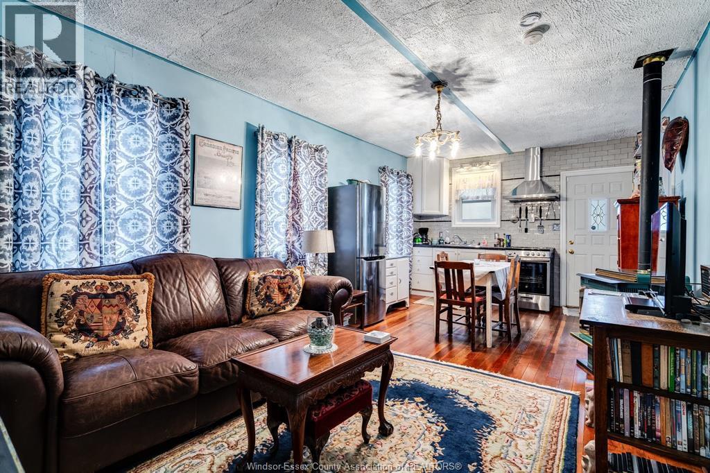 42 Pulley Road, Leamington, ON - Indoor Photo Showing Living Room