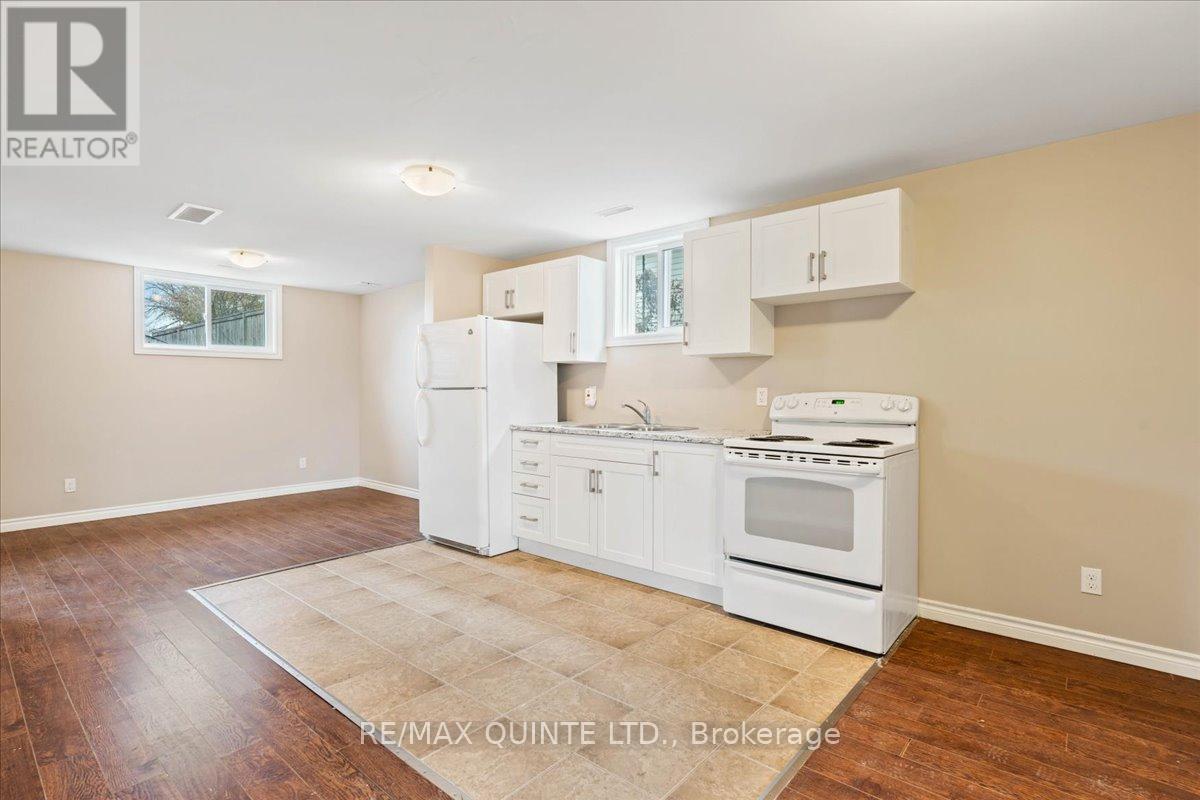240 College Street E, Belleville (Belleville Ward), ON - Indoor Photo Showing Kitchen