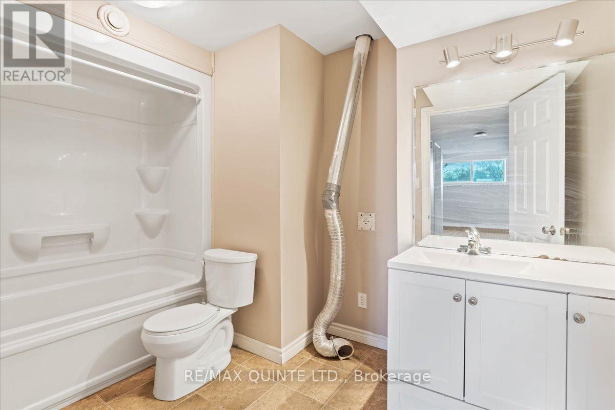 240 College Street E, Belleville (Belleville Ward), ON - Indoor Photo Showing Bathroom