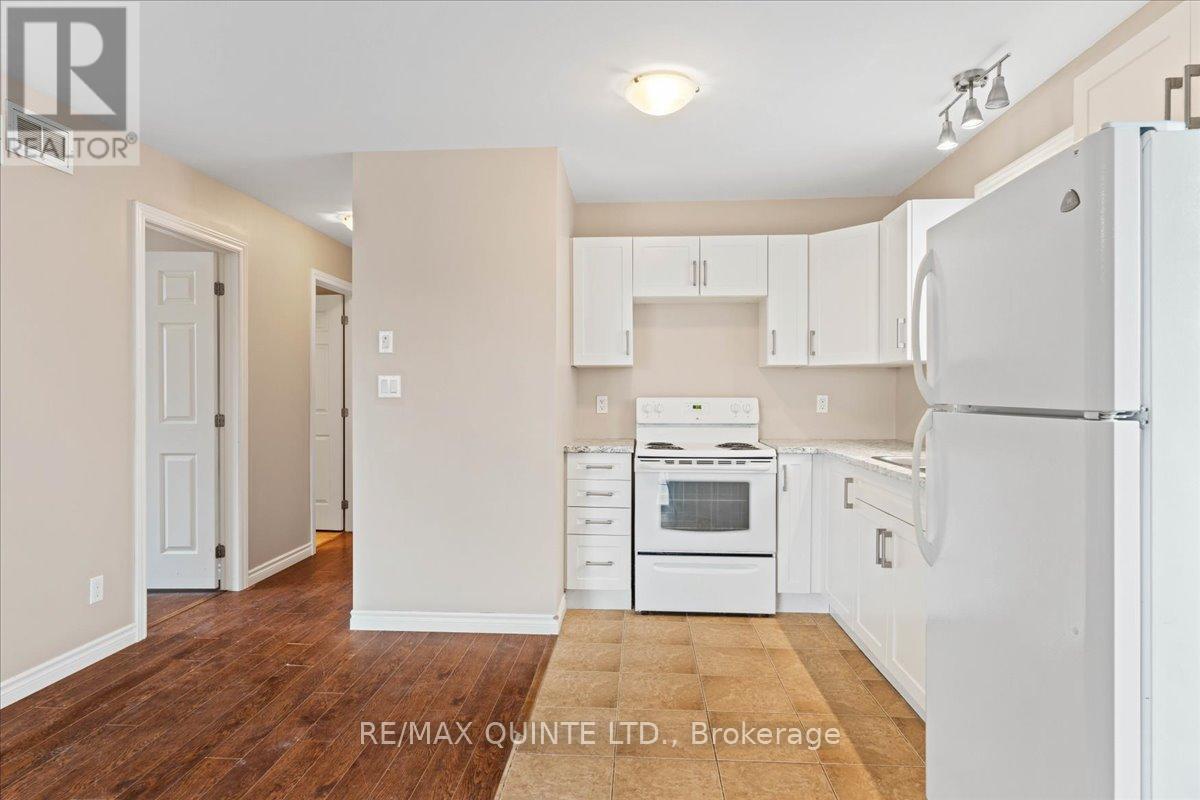240 College Street E, Belleville (Belleville Ward), ON - Indoor Photo Showing Kitchen
