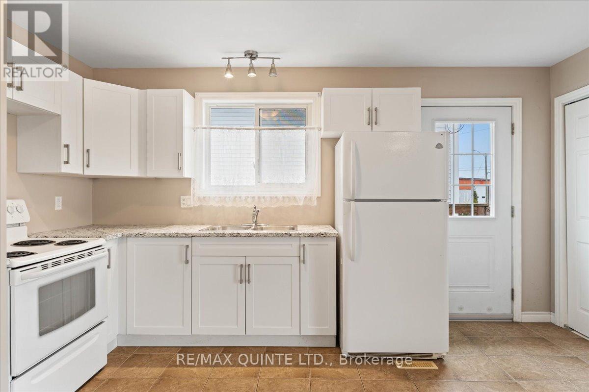 240 College Street E, Belleville (Belleville Ward), ON - Indoor Photo Showing Kitchen