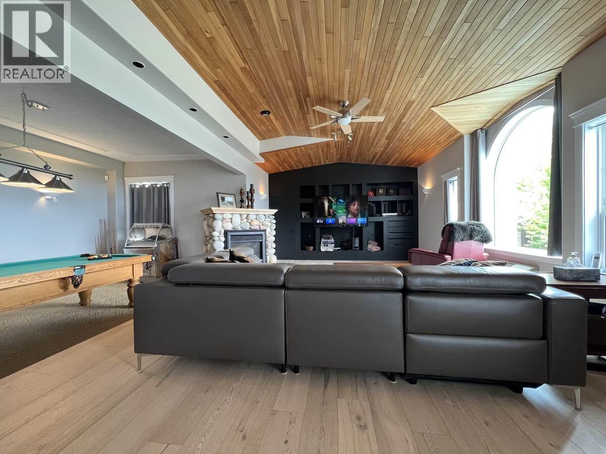 3380 Neid Road, Kelowna, BC - Indoor With Fireplace