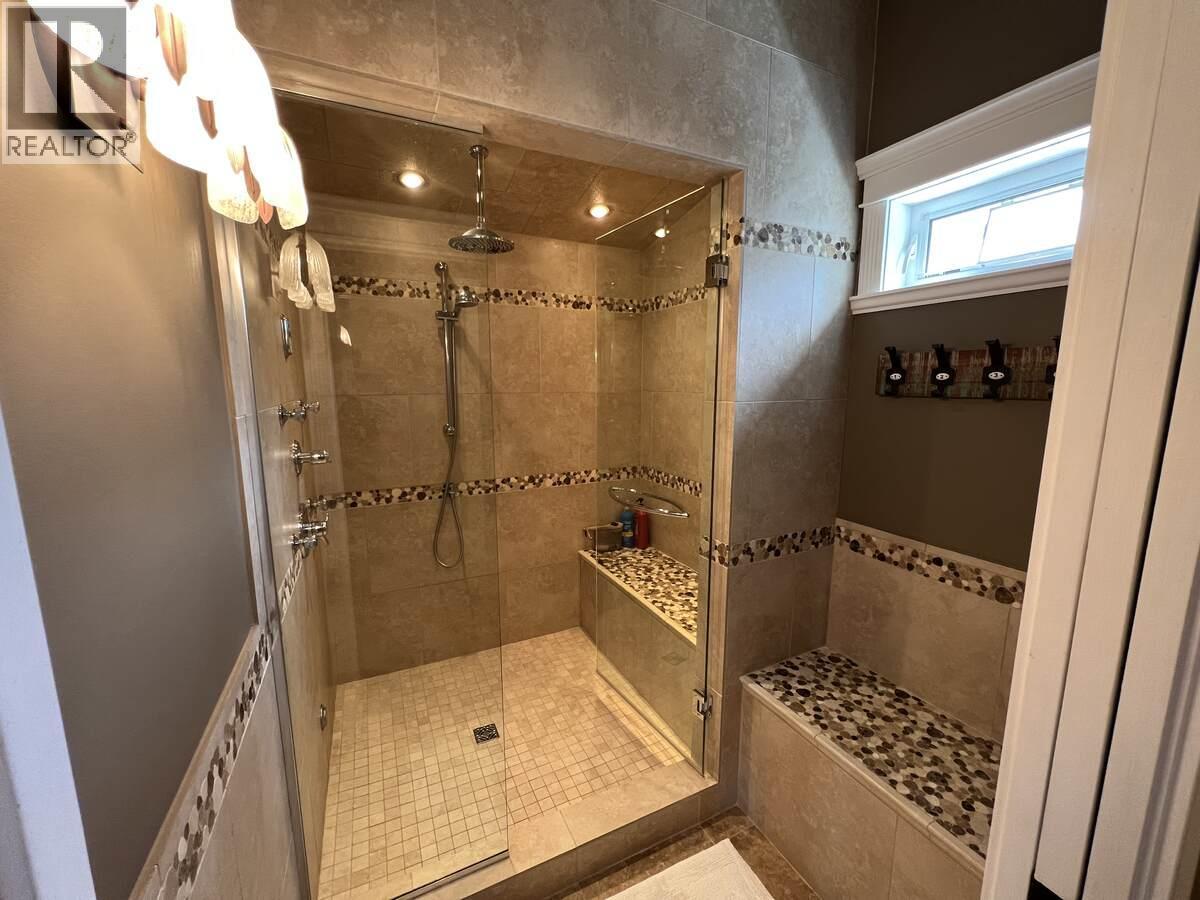 3380 Neid Road, Kelowna, BC - Indoor Photo Showing Bathroom