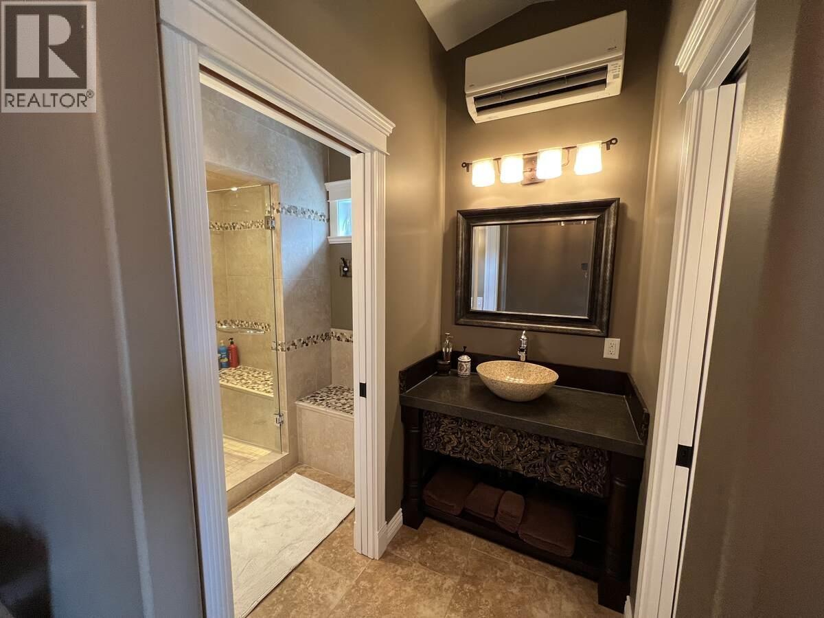 3380 Neid Road, Kelowna, BC - Indoor Photo Showing Bathroom