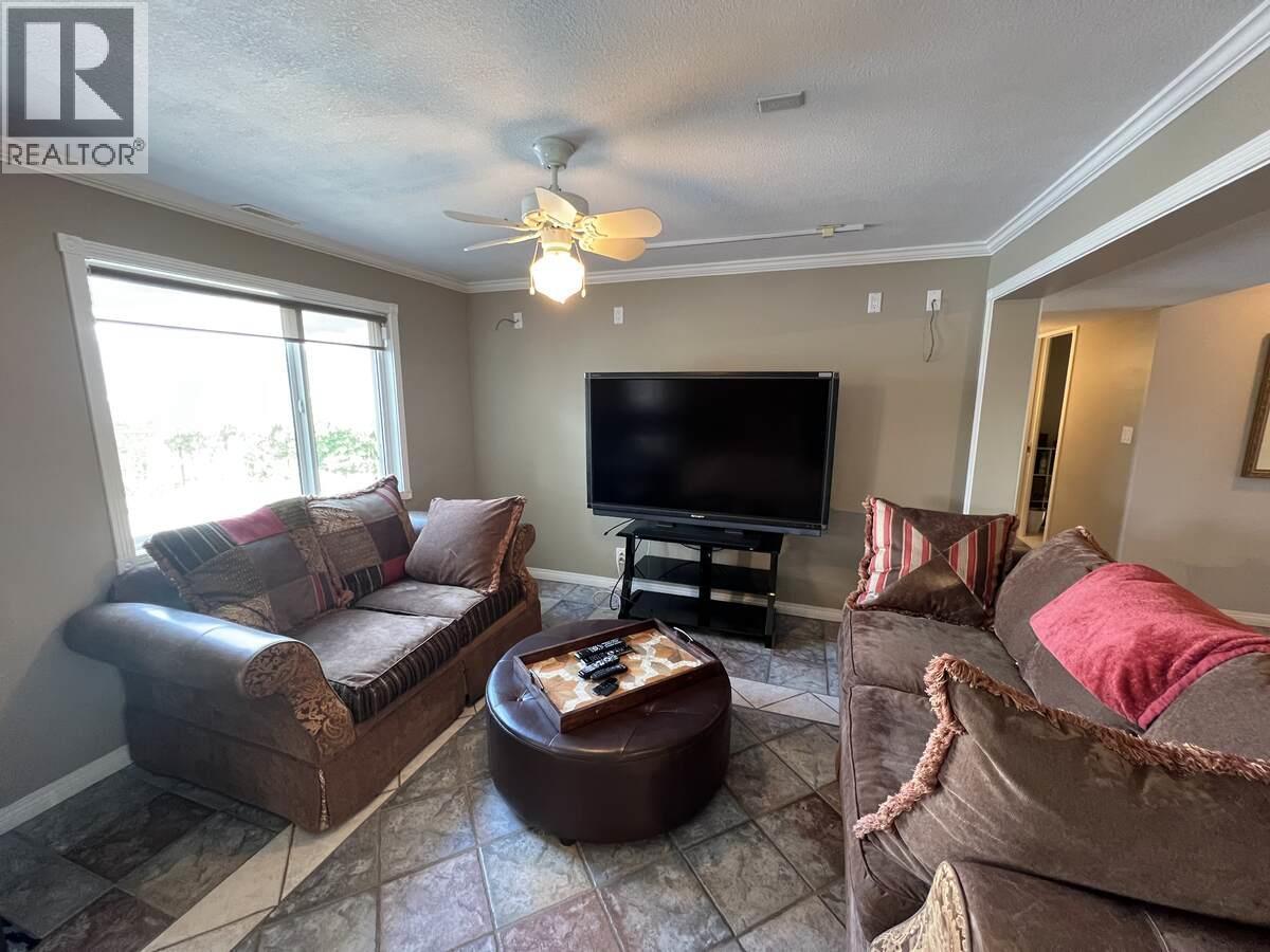 3380 Neid Road, Kelowna, BC - Indoor Photo Showing Living Room