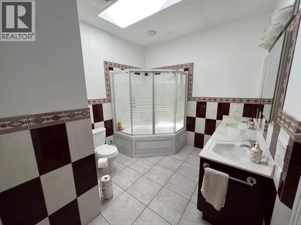 3380 Neid Road, Kelowna, BC - Indoor Photo Showing Bathroom