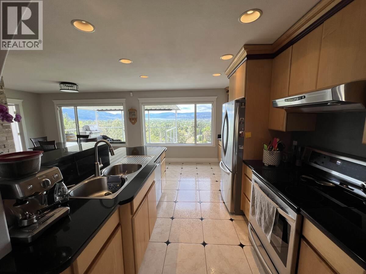 3380 Neid Road, Kelowna, BC - Indoor Photo Showing Kitchen With Double Sink