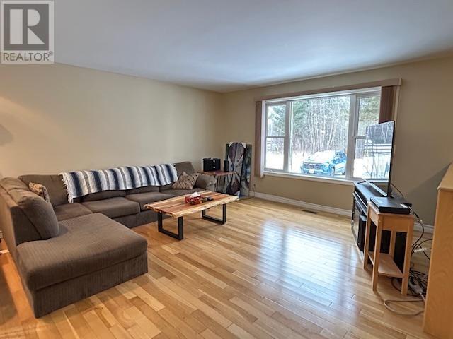 33 Mississagi Cres, Iron Bridge, ON - Indoor Photo Showing Living Room