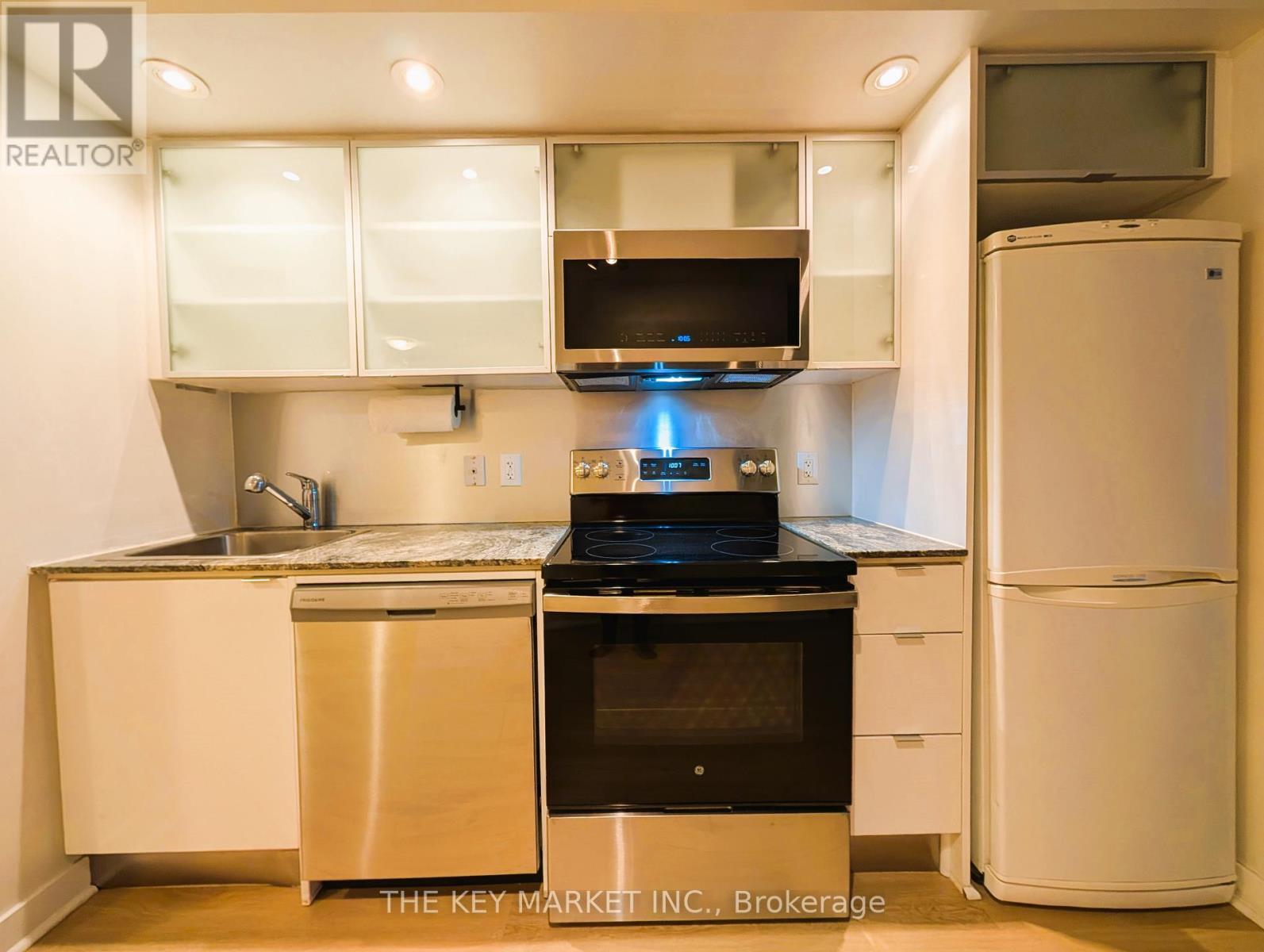 1805 - 25 Telegram Mews, Toronto, ON - Indoor Photo Showing Kitchen