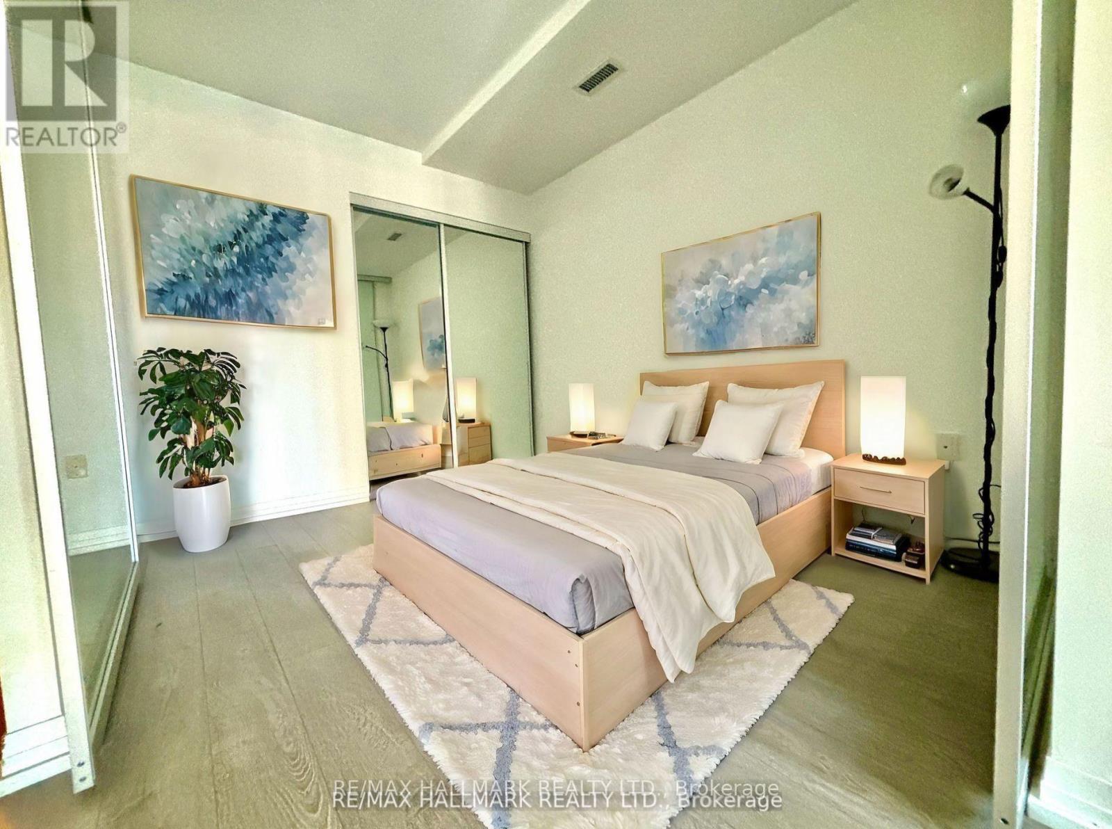 420 - 251 Jarvis Street, Toronto, ON - Indoor Photo Showing Bedroom