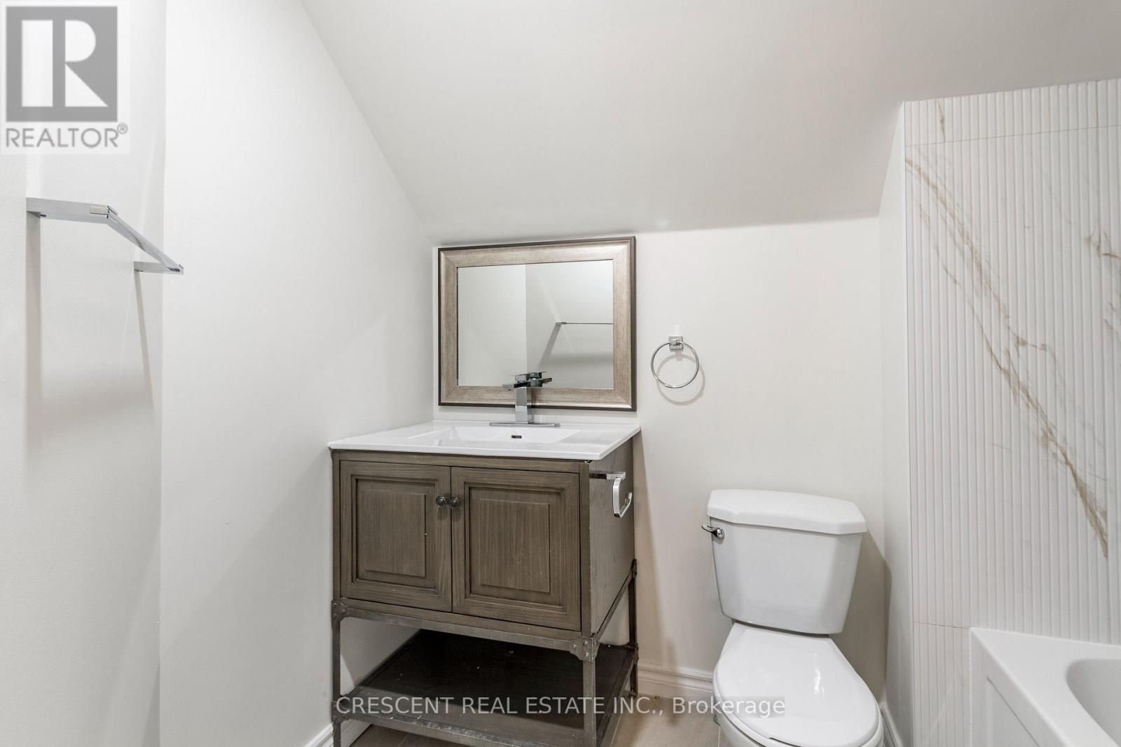 Main & Upper - 261 Barrie Road, Orillia, ON - Indoor Photo Showing Bathroom