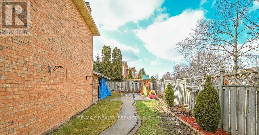 32 Shenstone Avenue, Brampton, ON - Outdoor