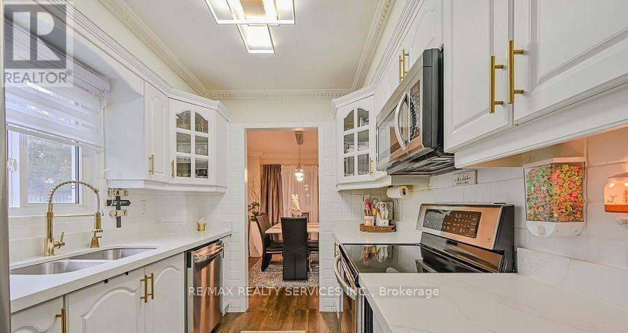 32 Shenstone Avenue, Brampton, ON - Indoor Photo Showing Kitchen With Double Sink With Upgraded Kitchen