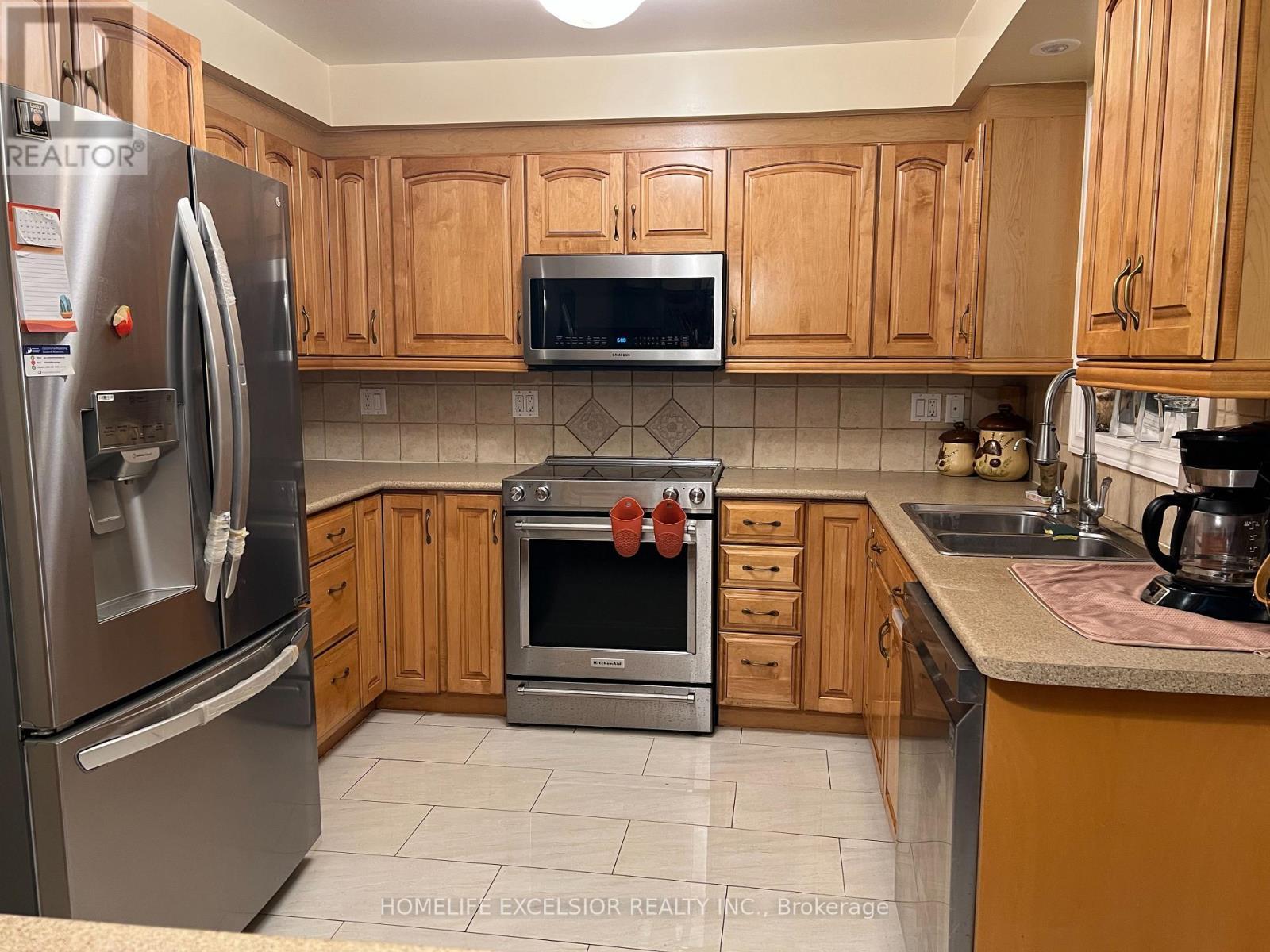 3408 Water Lily Court, Mississauga, ON - Indoor Photo Showing Kitchen With Double Sink