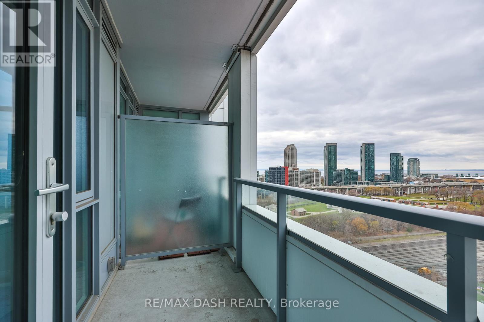 1508W - 27 Bathurst Street, Toronto, ON - Outdoor With View With Exterior