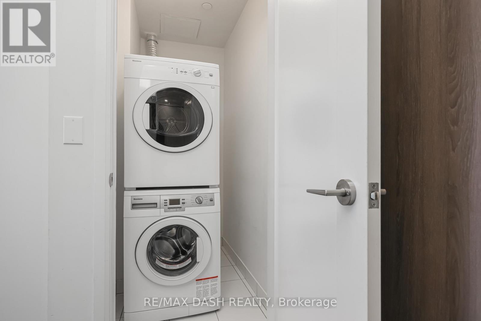 1508W - 27 Bathurst Street, Toronto, ON - Indoor Photo Showing Laundry Room