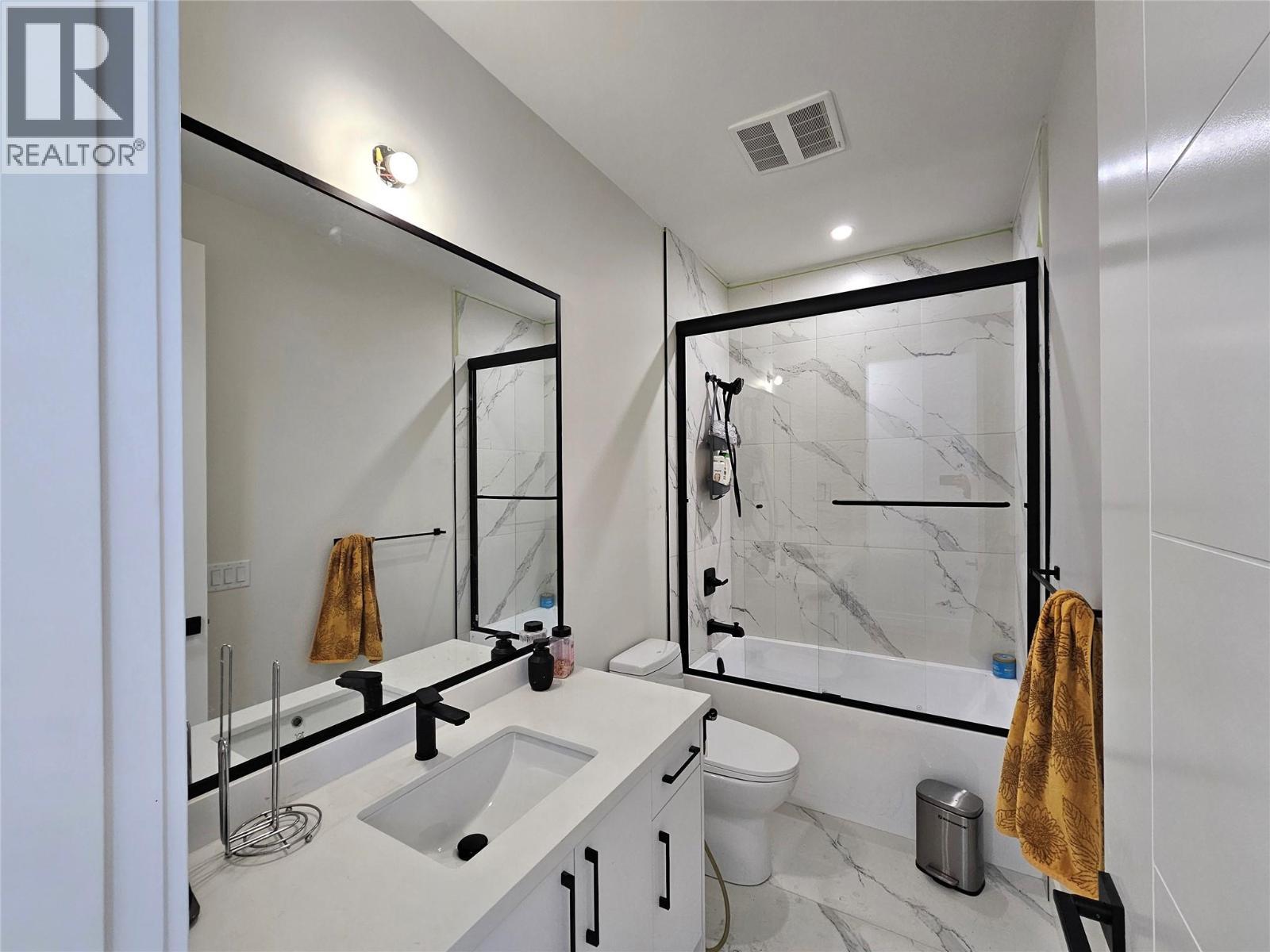 1122 Carnoustie Drive, Kelowna, BC - Indoor Photo Showing Bathroom
