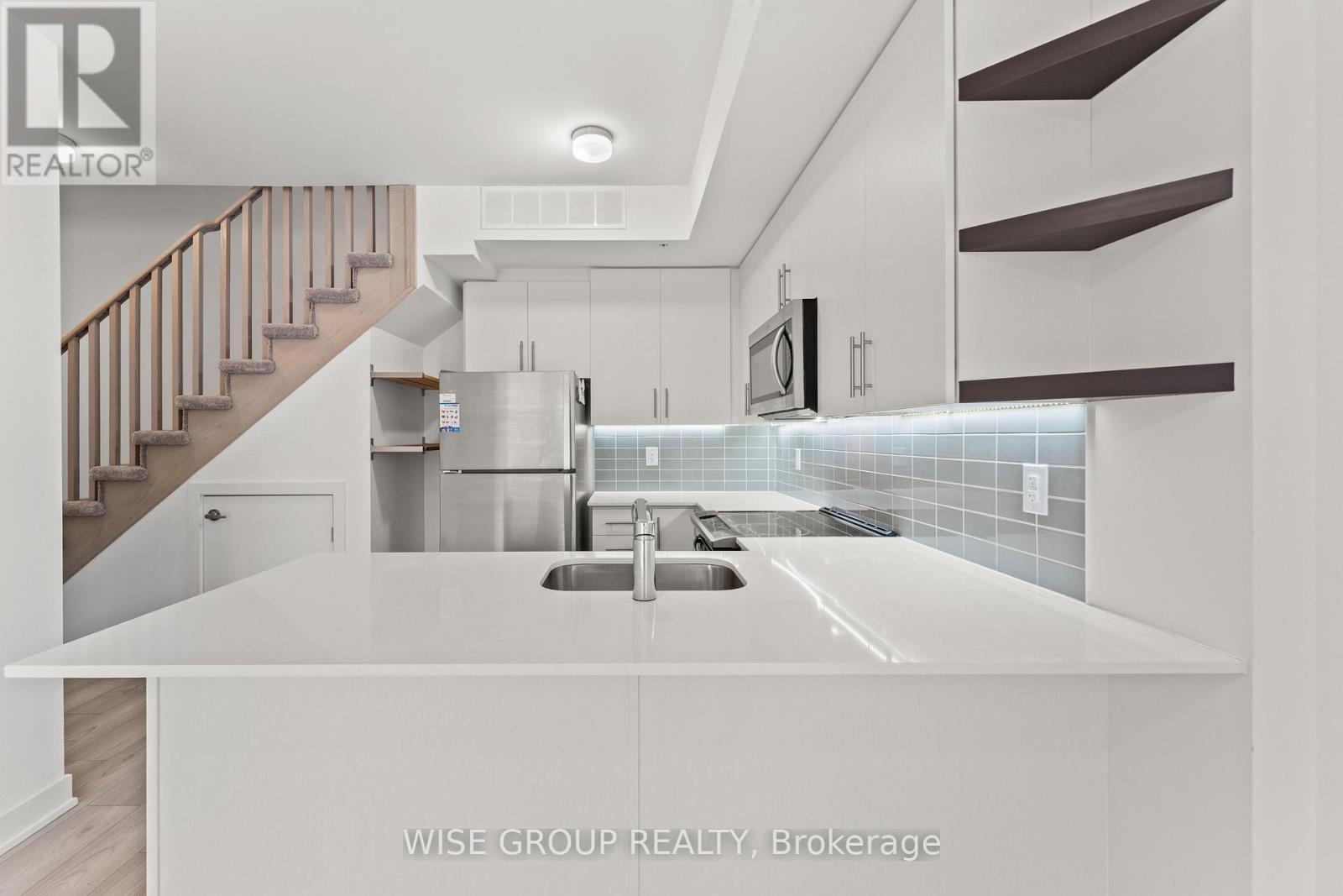 15 - 3476 Widdicombe Way, Mississauga, ON - Indoor Photo Showing Kitchen With Double Sink With Upgraded Kitchen