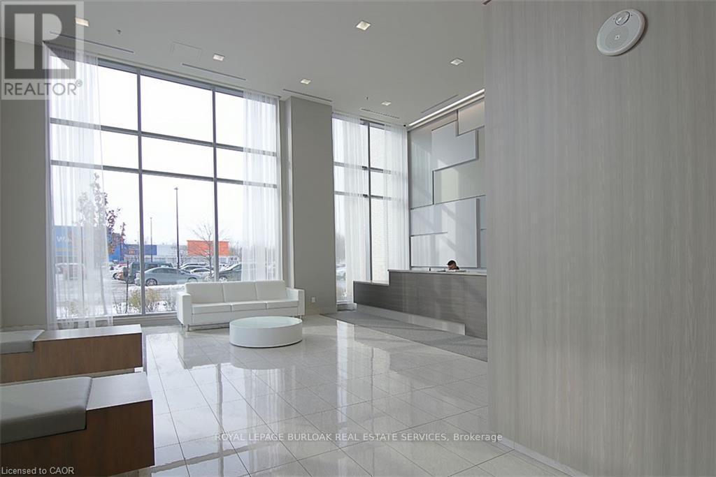 2007 - 2081 Fairview Street, Burlington, ON - Indoor Photo Showing Other Room