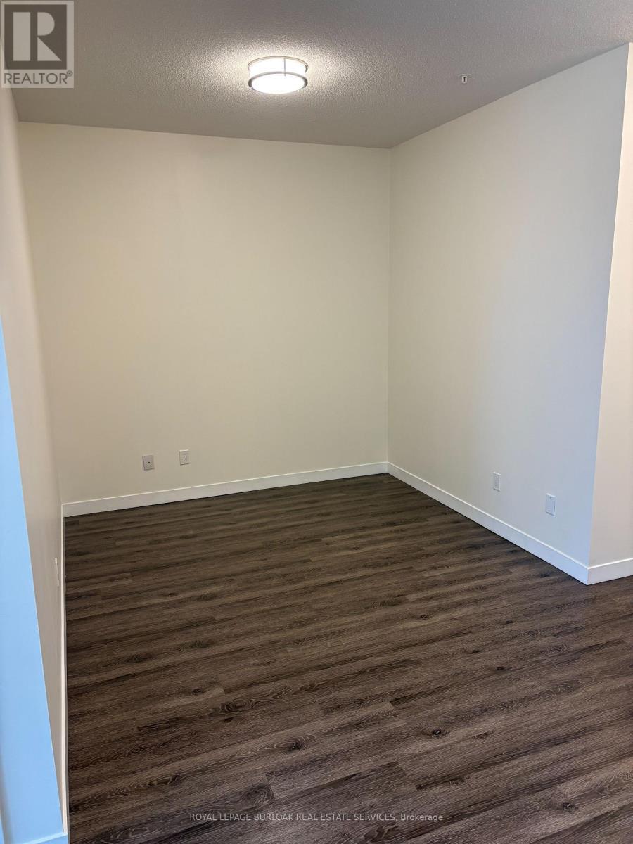 2007 - 2081 Fairview Street, Burlington, ON - Indoor Photo Showing Other Room